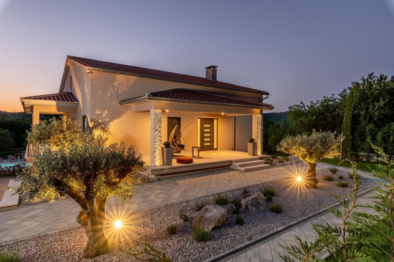 Luxury Villa Santa Cruz With Xl Pool And Jacuzzi Potpican Exterior photo