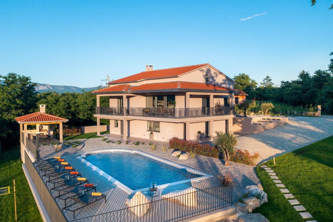 Luxury Villa Santa Cruz With Xl Pool And Jacuzzi Potpican Exterior photo