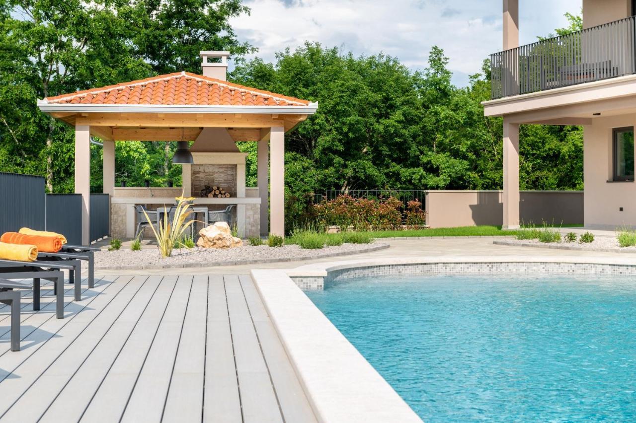 Luxury Villa Santa Cruz With Xl Pool And Jacuzzi Potpican Exterior photo